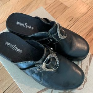 Minnetonka womens clogs